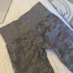 Grey camo NVGTN leggings